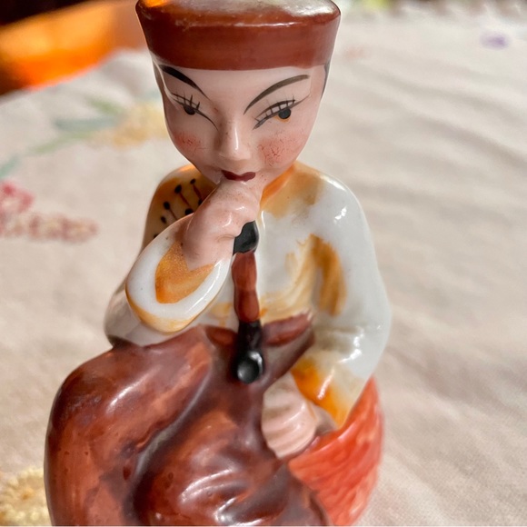 Vintage Asian Man Sitting on Barrel Figurine. Occupied Japan. 5"H x 4"W - Picture 12 of 16